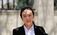 在床上男脱女人的内衣